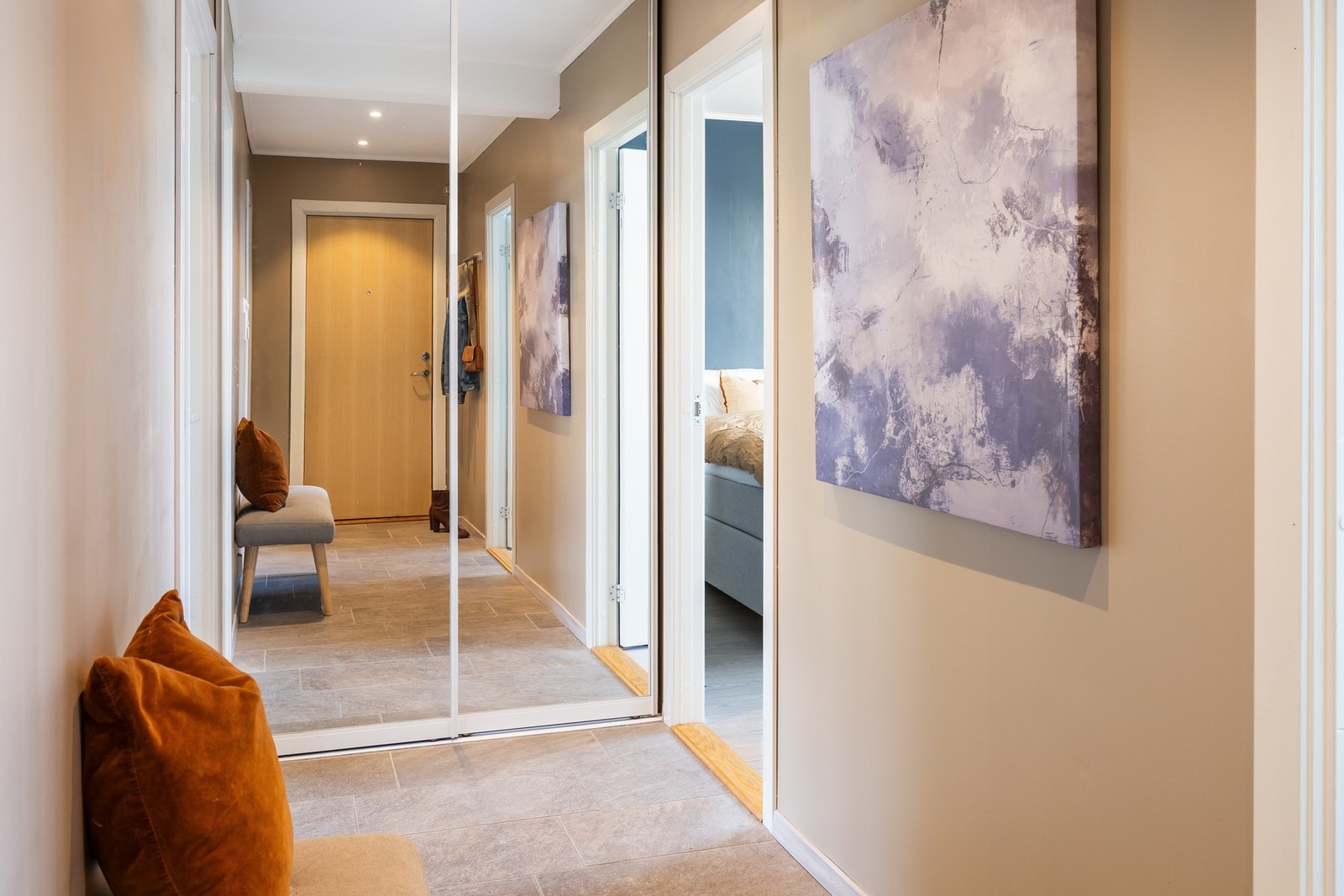 Gangen er utstyrt med skyvedørsgarderobe. Galleribilde