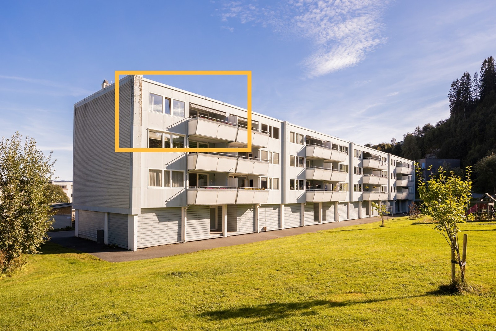 Leiligheten har en av de bedre beliggenhetene i borettslaget. På enden i øverste etasje, i bygget lengst bort fra trafikkerte veier, mot store grøntarealer og svært gode solforhold. Galleribilde