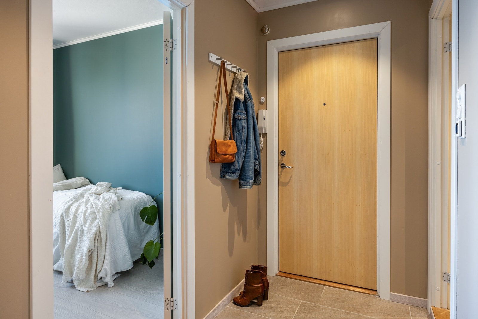 Man kommer inn i en romslig flislagt gang på 6,2m². Galleribilde