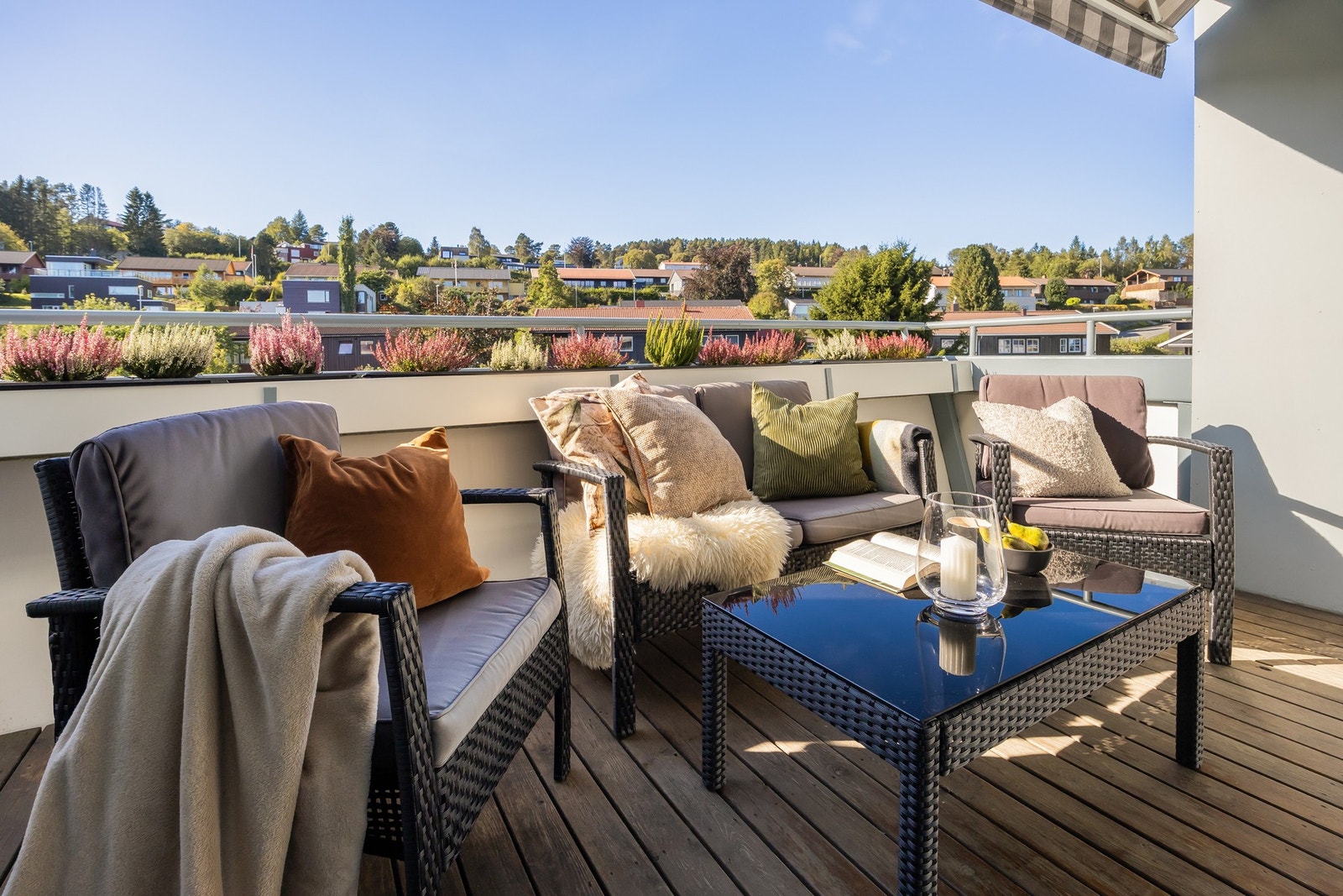 Vestvendt veranda på ca. 9m² med sol fra ca. kl. 13-21 på sommerstid. Galleribilde