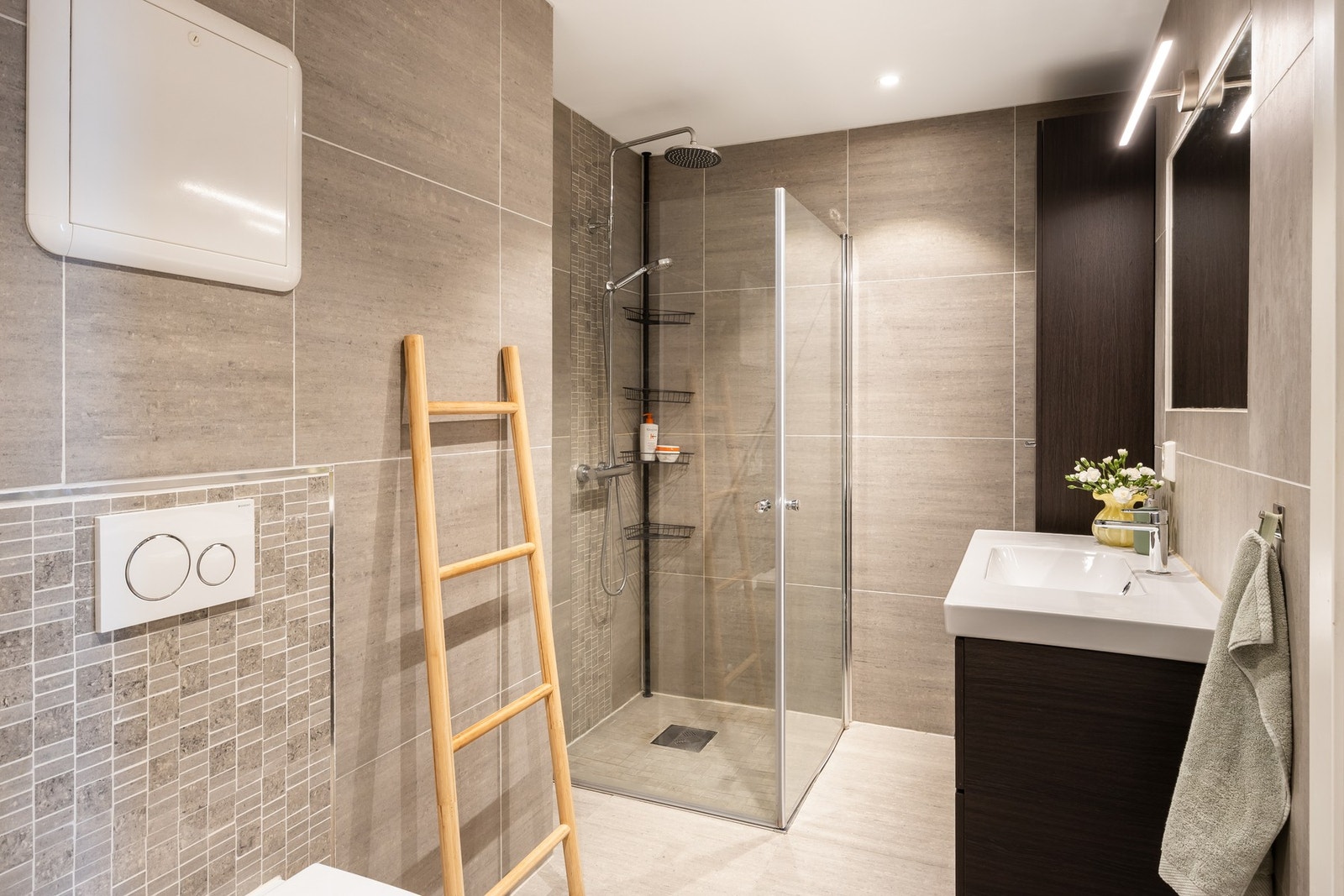 Badet er på hele 7m² og ble renovert i 2017. Badet fremstår som meget lekkert med store 60x60 fliser på vegger og gulv. Galleribilde