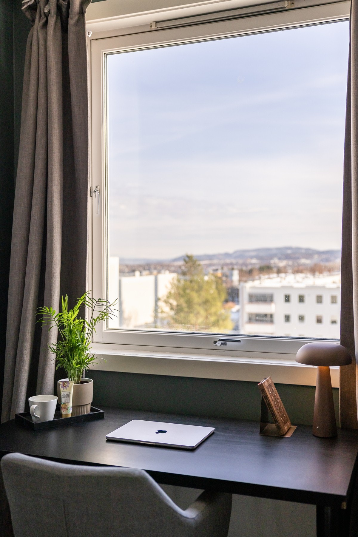 Begge rommene vender ut mot stille område og har flott utsikt østover mot sentrum av byen. Galleribilde