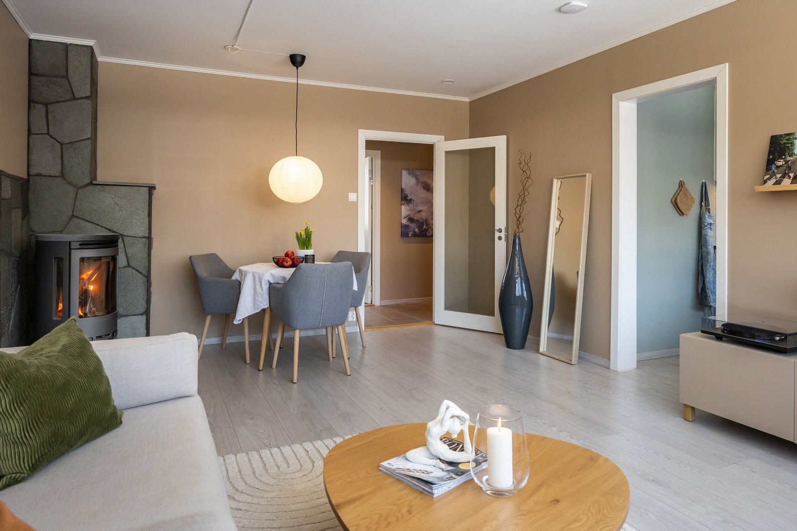 Stuen fremstår som lys og luftig. Galleribilde