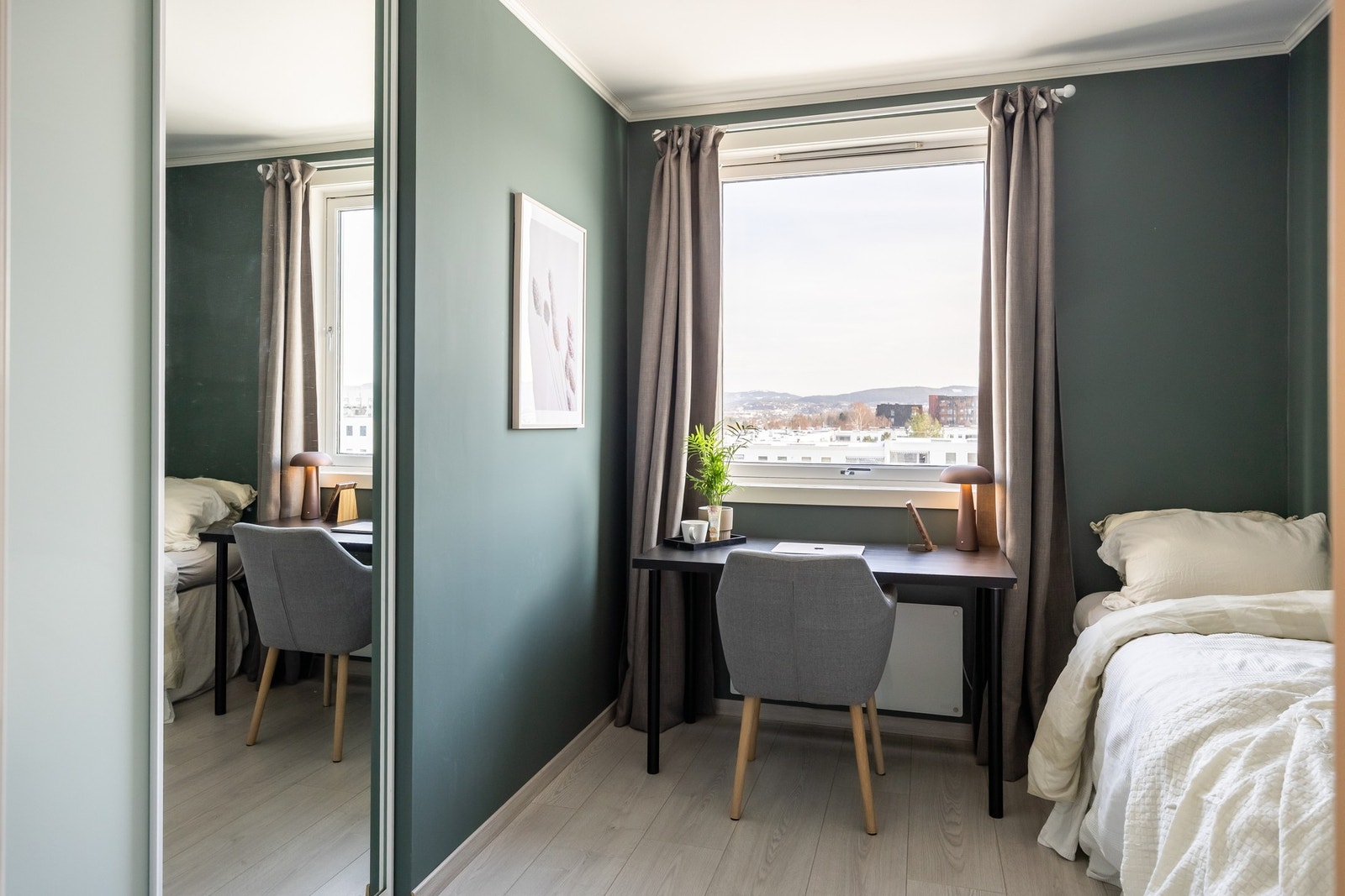 Soverommet er utstyrt med skyvedørsgarderobe. Galleribilde