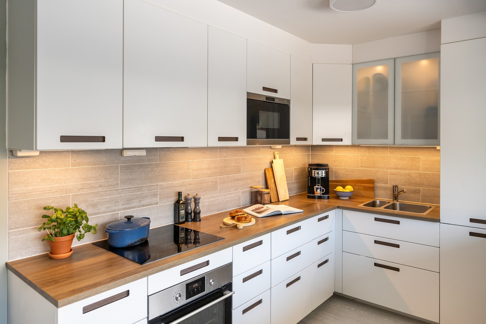 Innredningen har integrert stekeovn, platetopp, mikrobølgeovn, oppvaskmaskin og kombinert kjøl-/fryseskap. Galleribilde