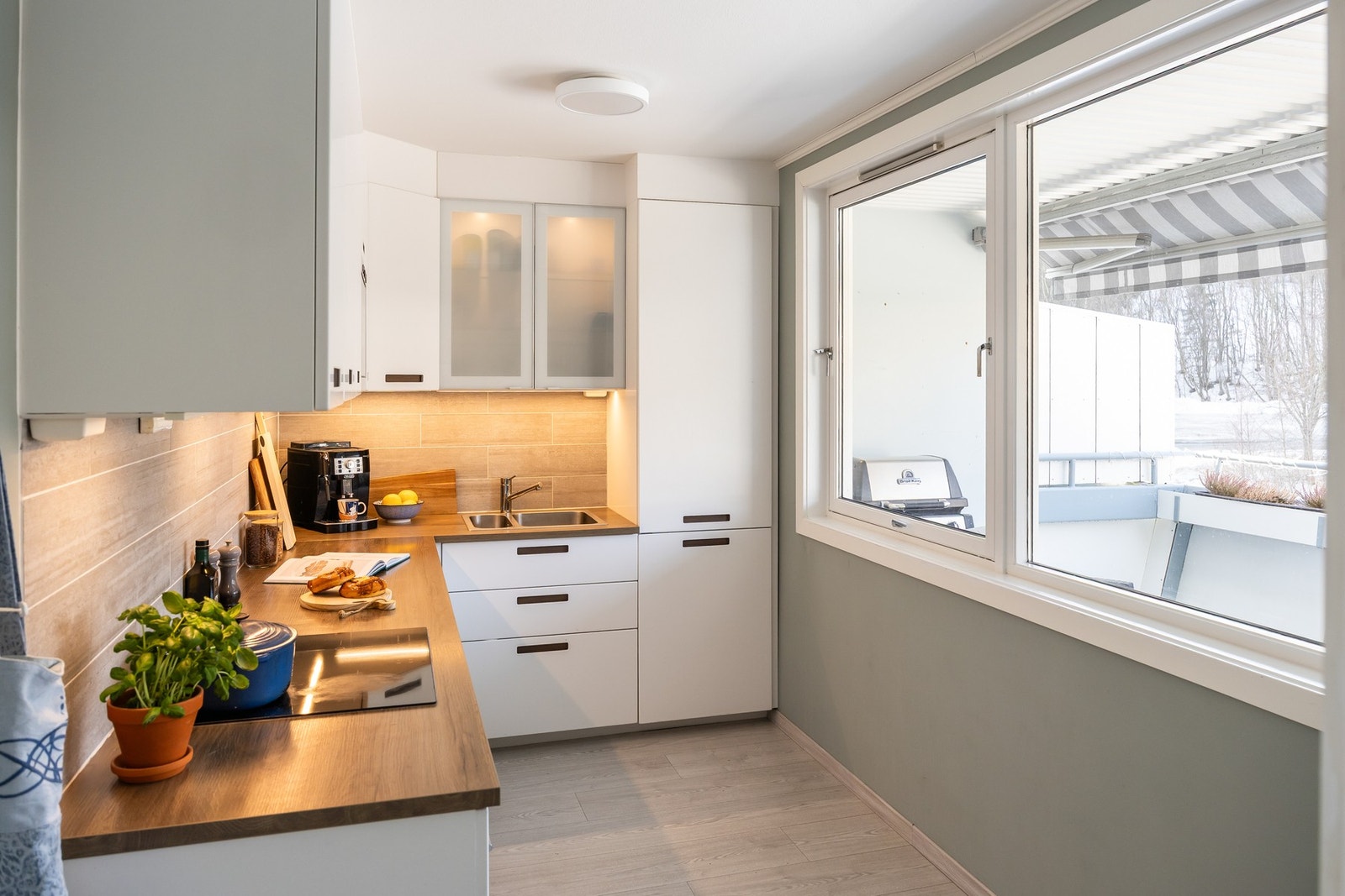 Hvit og stilren kjøkkeninnredning fra Ikea. Galleribilde