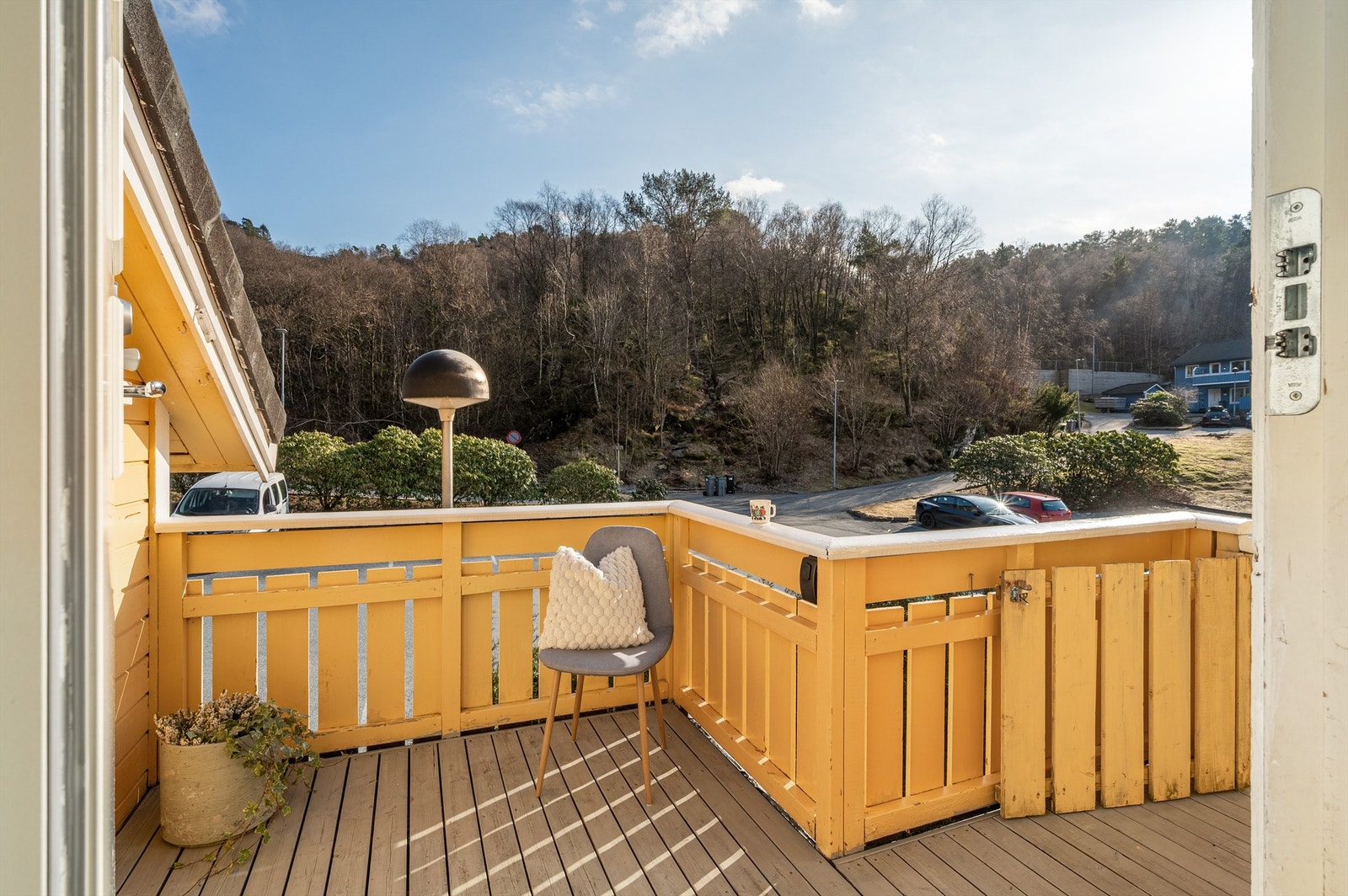 Ved inngangen til leiligheten har man en fin ekstra uteplass med tidlig morgensol Galleribilde