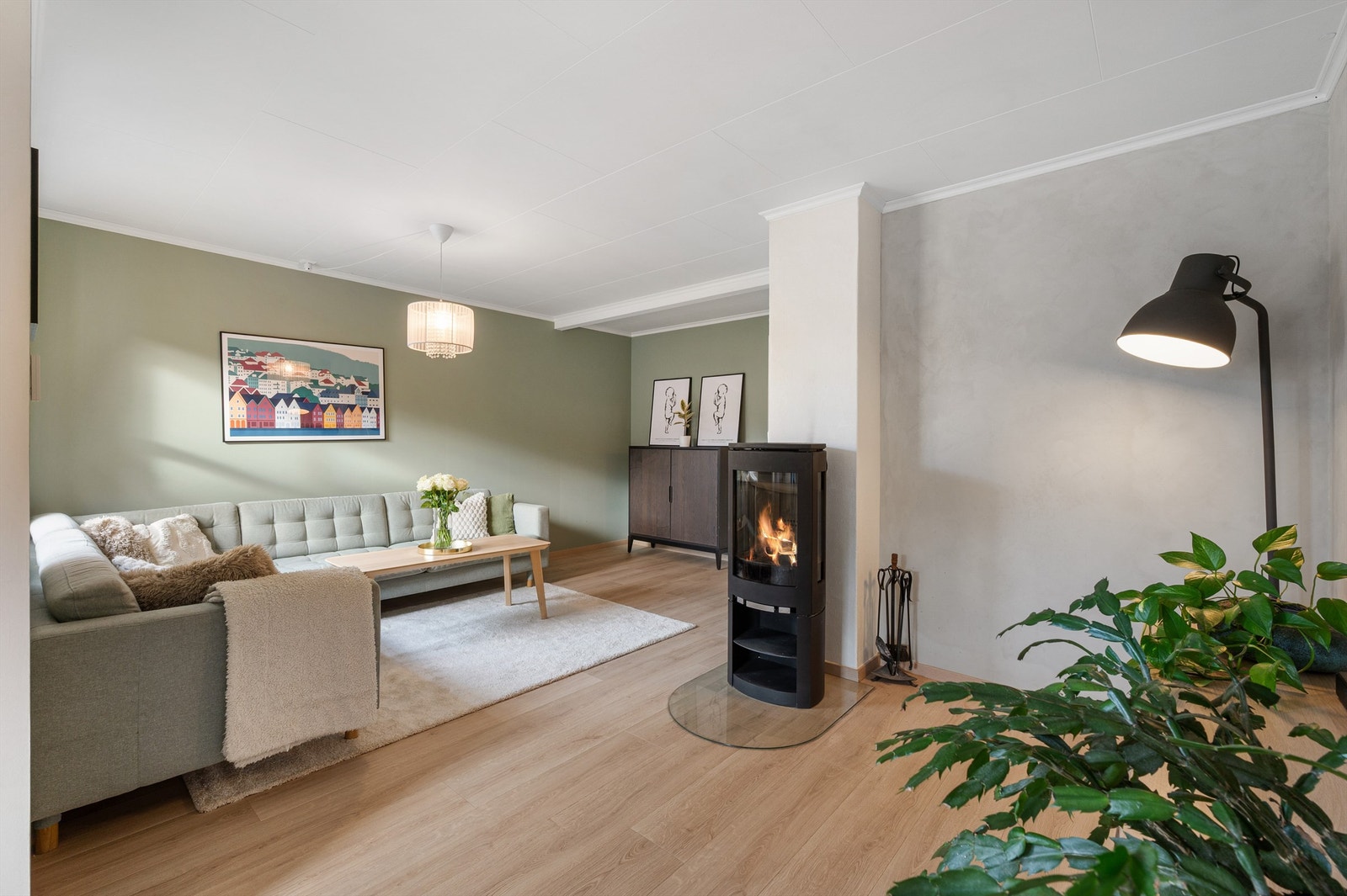 Moderne og flott peisovn sørger for effektiv og god oppvarming i leiligheten på kalde dager, i tillegg til en hyggelig atmosfære. Galleribilde