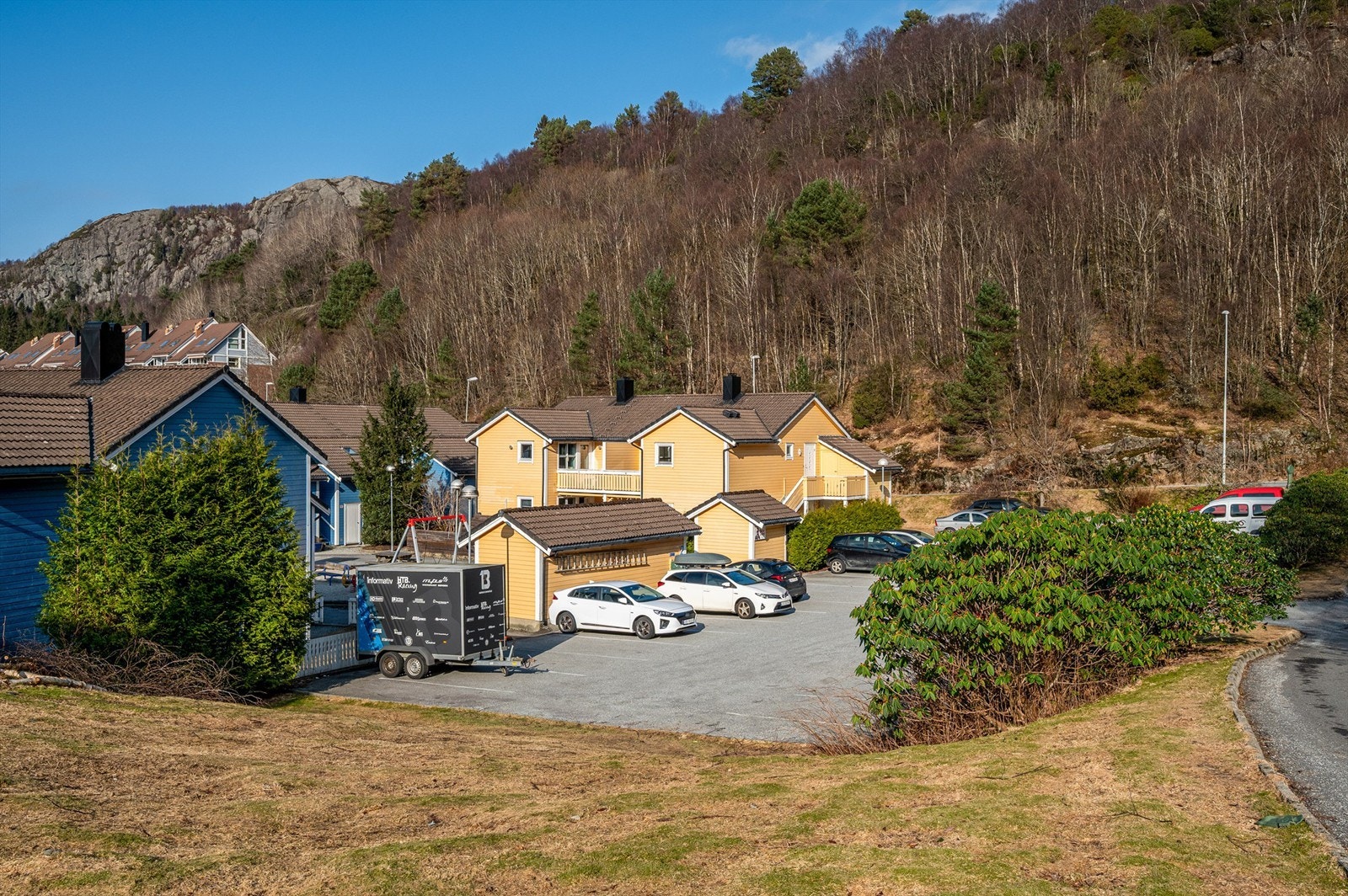 Fra leiligheten er det gangavstand til skoler, barnehager og busstopp med meget hyppige avganger via 3-er linjen. For den turglade er finner man populære alternativer som Geitanuken, Høgstefjellet og Veten innen korte avstand Galleribilde