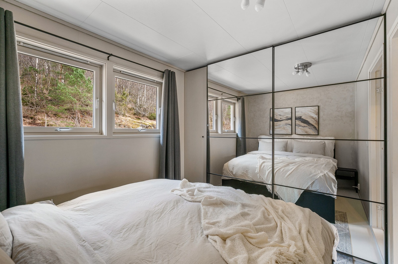 Praktisk og fin skyvedørsgarderobe medfølger. Galleribilde