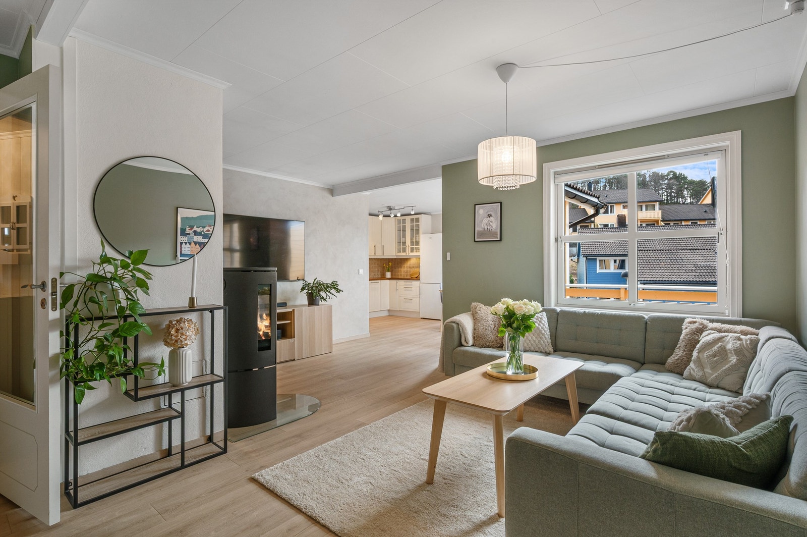 Leiligheten fremstår som innbydende og lys som gir en umiddelbar god atmosfære. Galleribilde