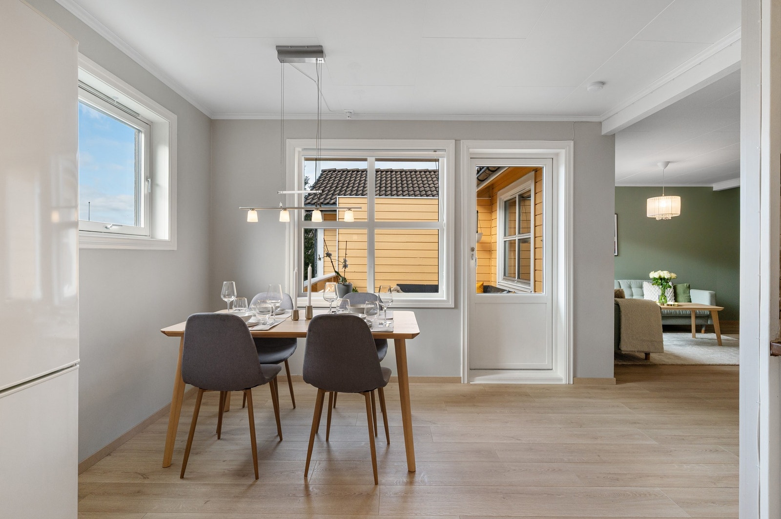 Lys og fin spisestue Galleribilde