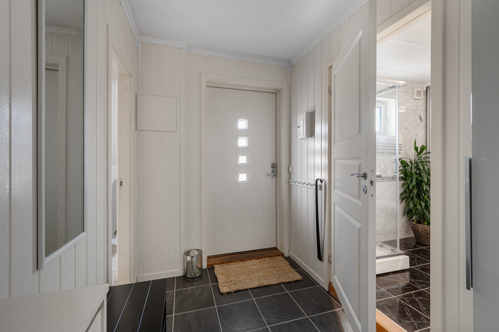 En lys og innbydende entre ønsker deg velkommen! Galleribilde