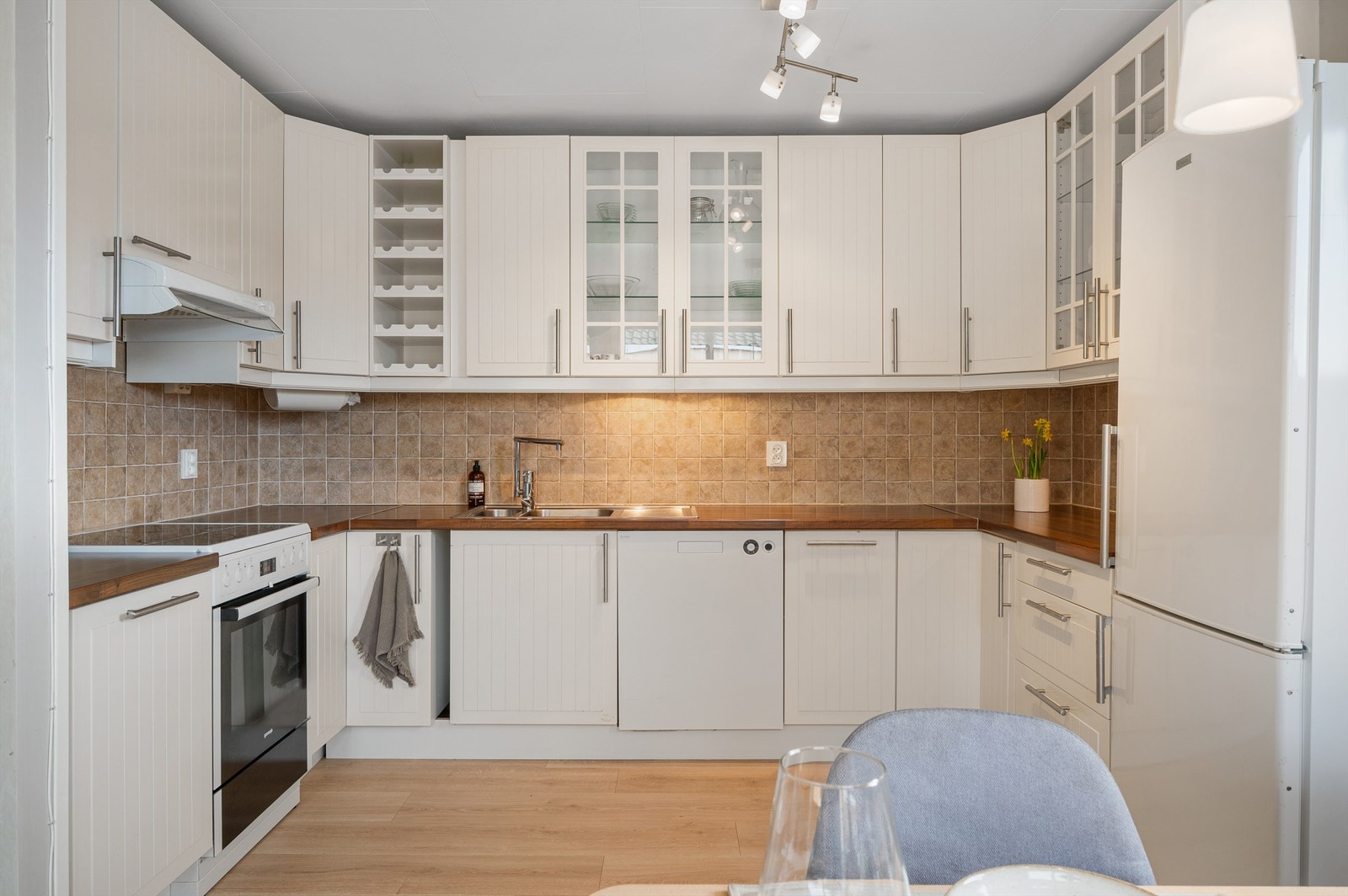 Kjøkkenet har et klassisk og tidløst preg og er svært godt utnyttet med skap og benkeplass. Hvitevarer som stekeovn, kjøleskap med frysedel og oppvaskmaskin medfølger. Galleribilde