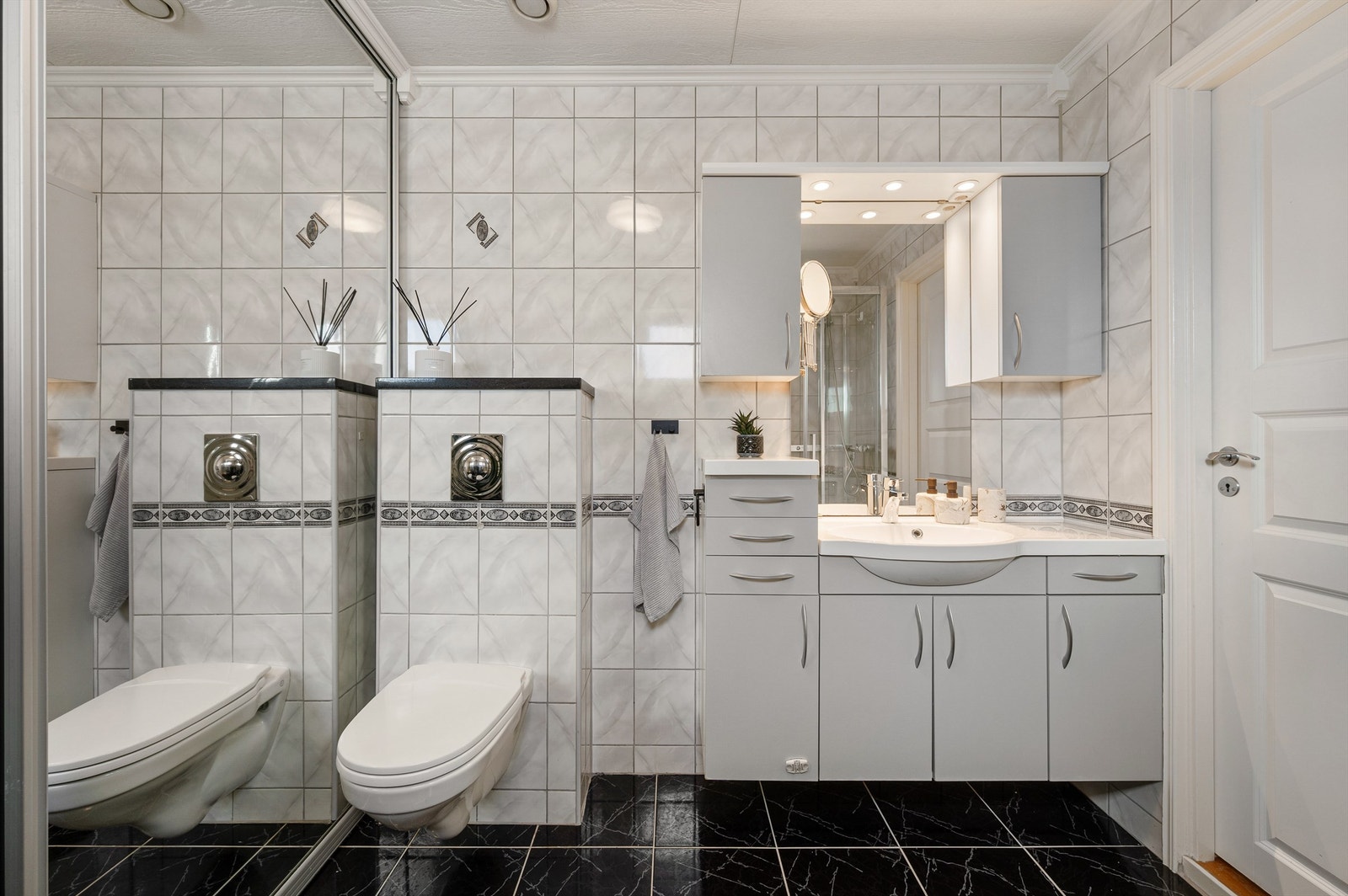 Vegghengt servantmøbel med god oppbevaringsplass Galleribilde