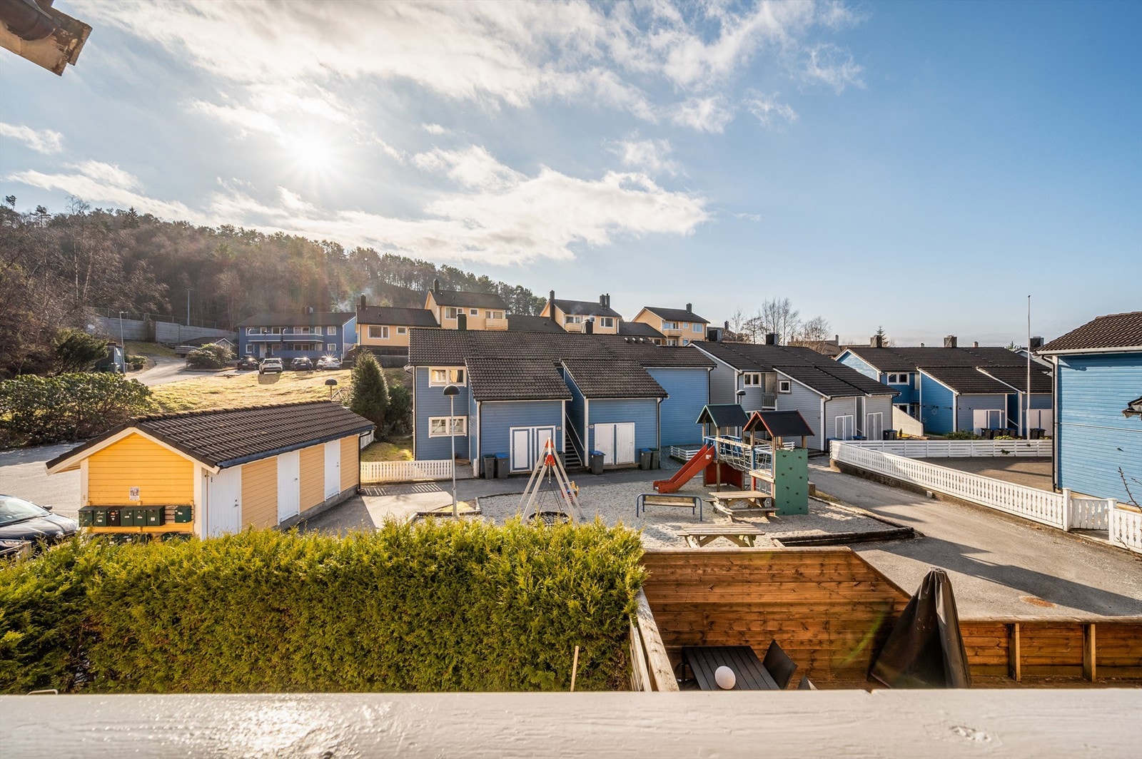 Herfra han man fin utsikt over nærområdet og kan holde følge med hva som skjer på lekeplassen. Galleribilde