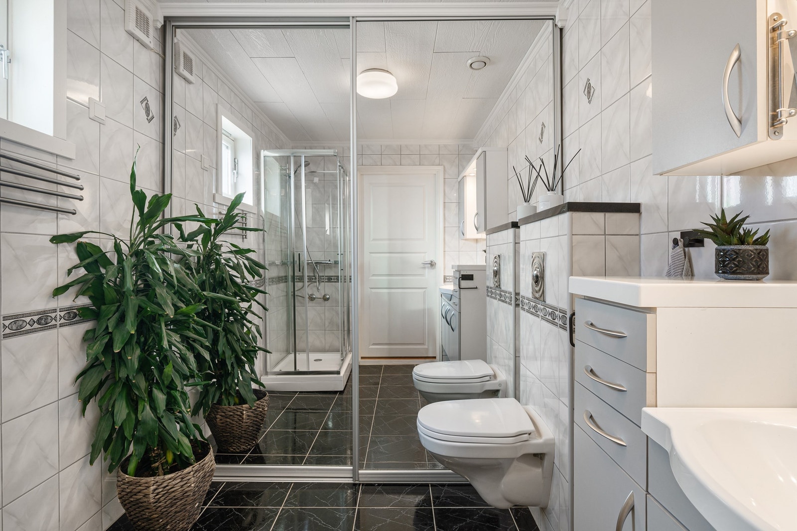 Helfliset bad fra 2007 med varmekabler i gulv. Galleribilde