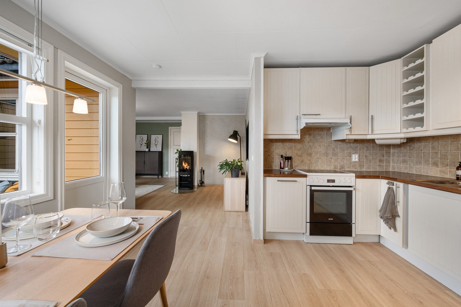 Leilighetens planløsning lager en fin og naturlig inndeling med ulike soner. Galleribilde