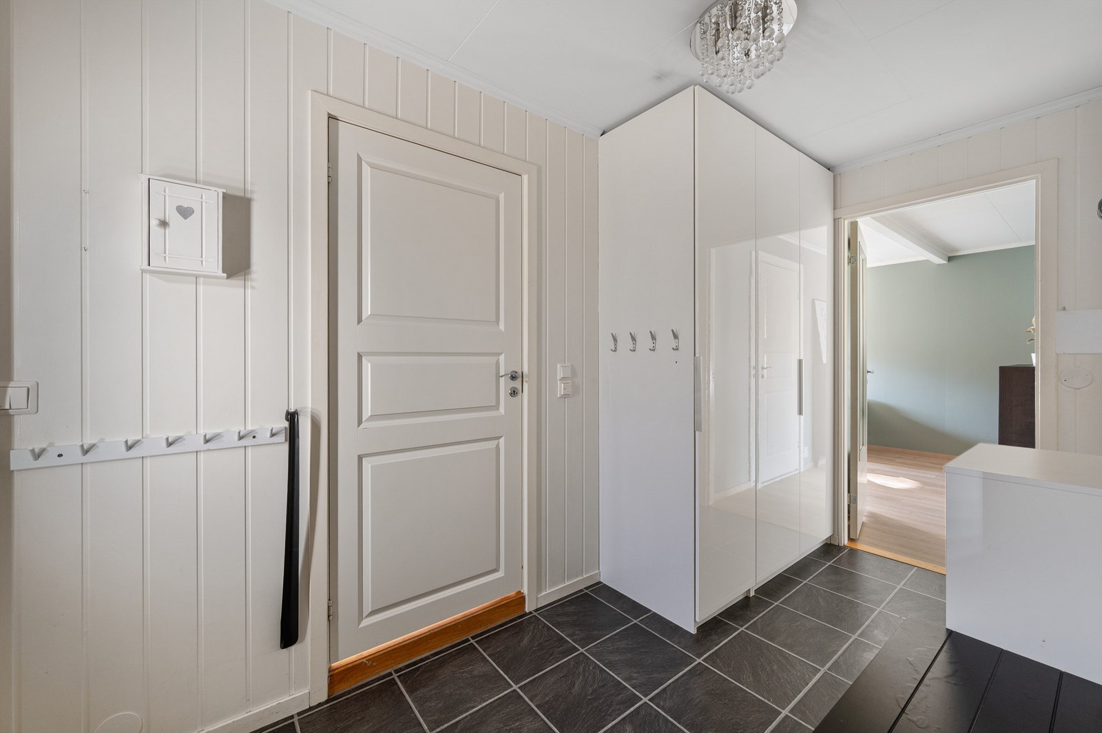 Entreen er innredet med en praktisk garderobe for oppbevaring av yttertøy. Galleribilde