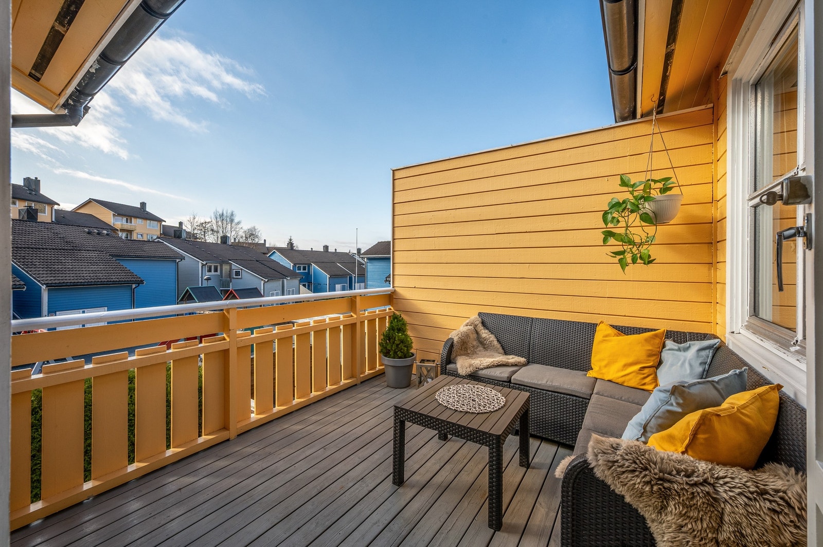 Her nyter du gode solforhold fra kl. 13:00 til 20:00 på sommerstid! En nydelig uteplass til de fine dagene. Galleribilde