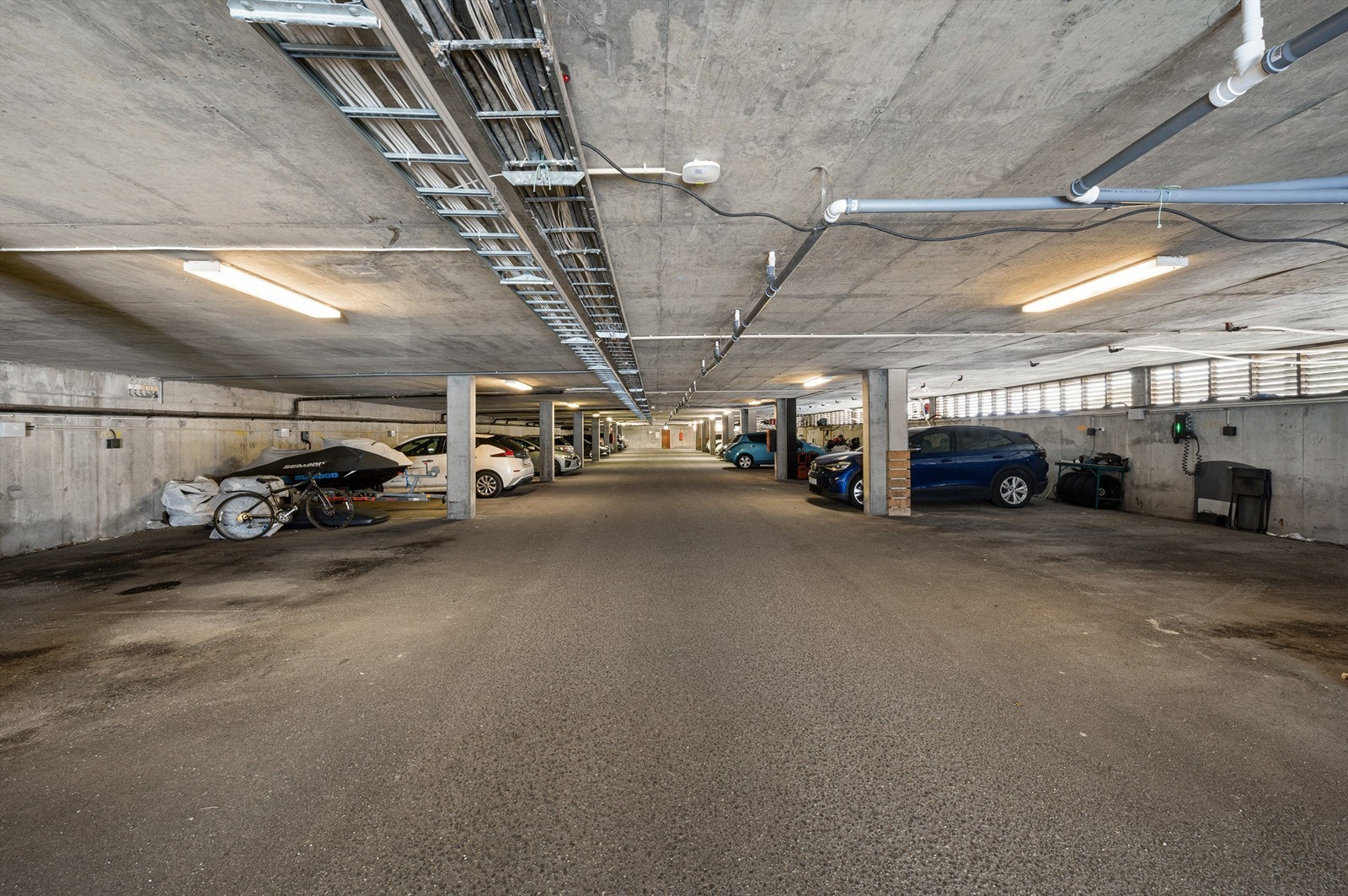 Leiligheten har fast parkeringsplass i garasjeanlegg, her er det mulighet for å installere el-bil lader. Det er også gode parkeringsmuligheter utendørs for gjester. Galleribilde
