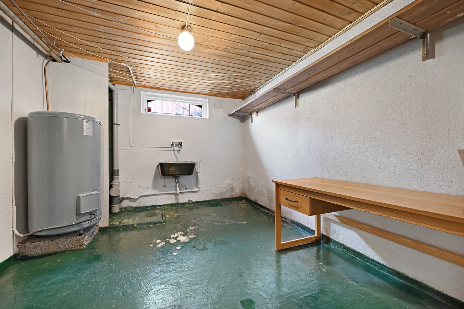 I kjelleren finnes også et eldre vaskerom/bad med dusj, utslagsvask og opplegg for vaskemaskin. Galleribilde