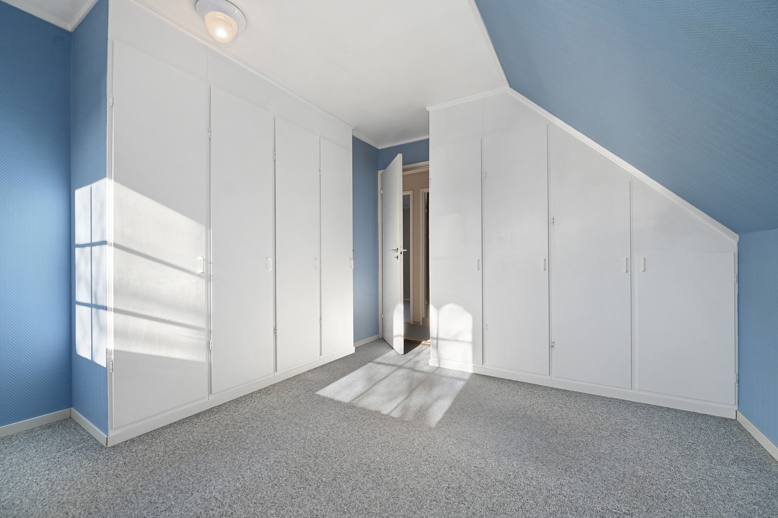 Hovedsoverommet byr på gode oppbevaringsmuligheter i plassbygget garderobeløsning. Galleribilde
