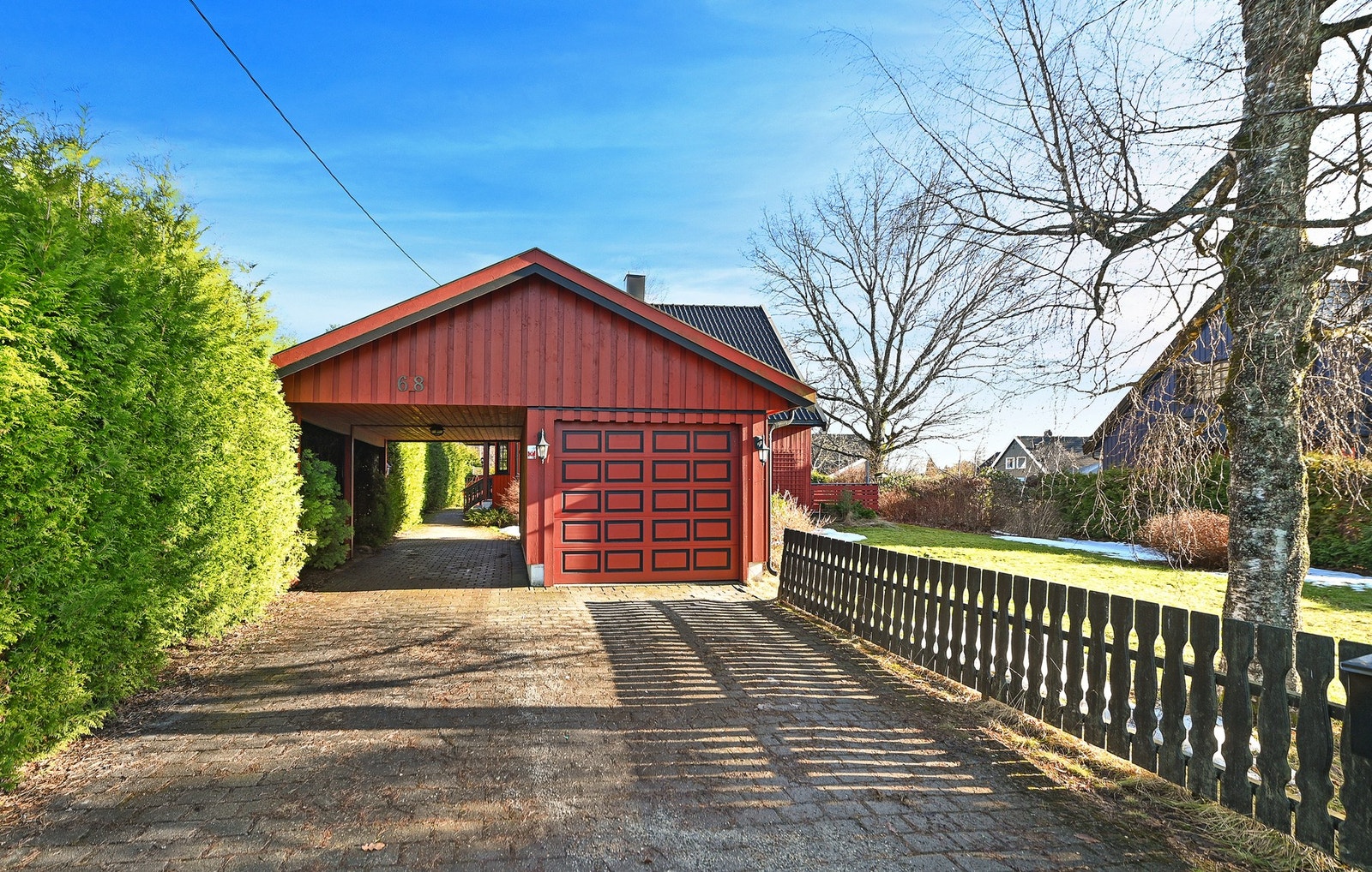 Frittliggende eneboligen over tre plan, med garasje, carport og gode parkeringsmuligheter på egen eiendom. Galleribilde