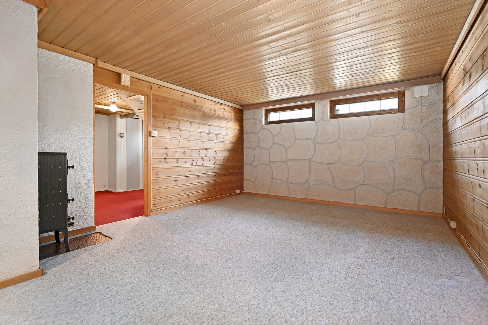 Kjelleren inneholder trapperom, kjellerstue, vaskerom og bod, og gir boligen verdifull tilleggsplass. Bruksendring fra tilleggsdel til hoveddel er søknadspliktig. Galleribilde