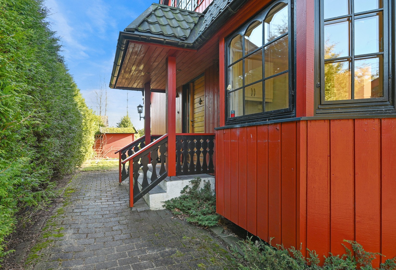 Her bor du praktisk til med nærhet til skole, barnehage, handel, togforbindelse og enkel adkomst til E6. Galleribilde