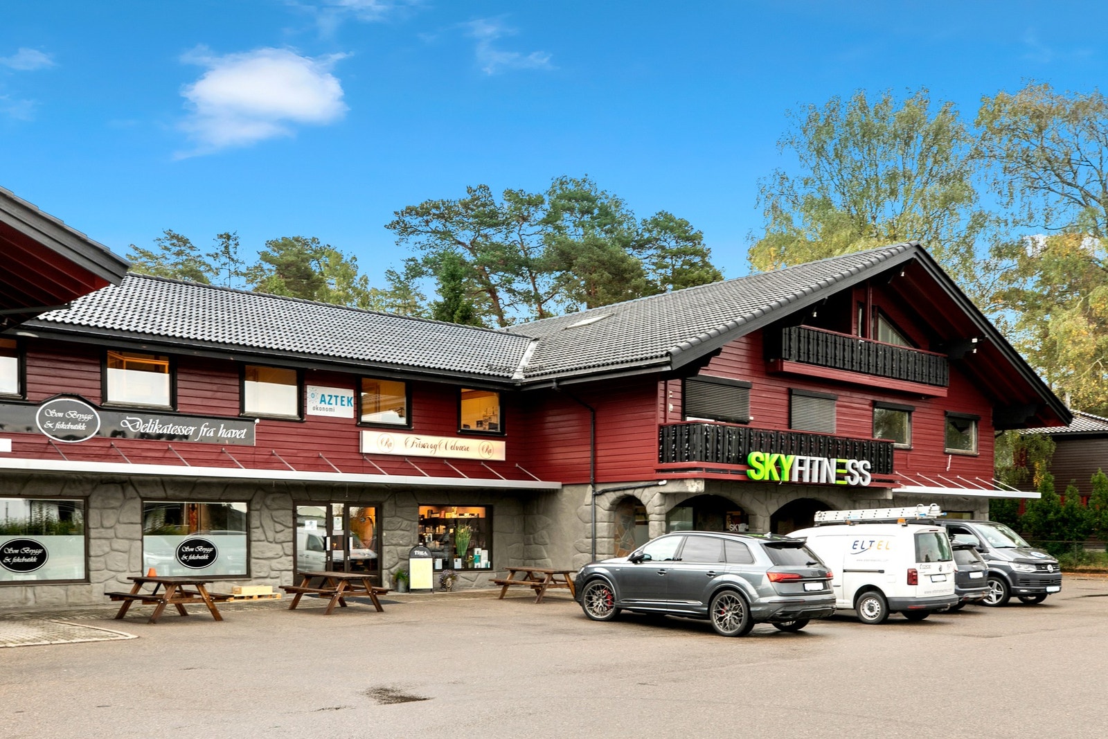 På Halmstad finner du også blomsterbutikk, apotek, sy-og strikkebutikk, gatekjøkken og frisør, i tillegg til post-i-butikk, tannlege, lege med mer. Galleribilde