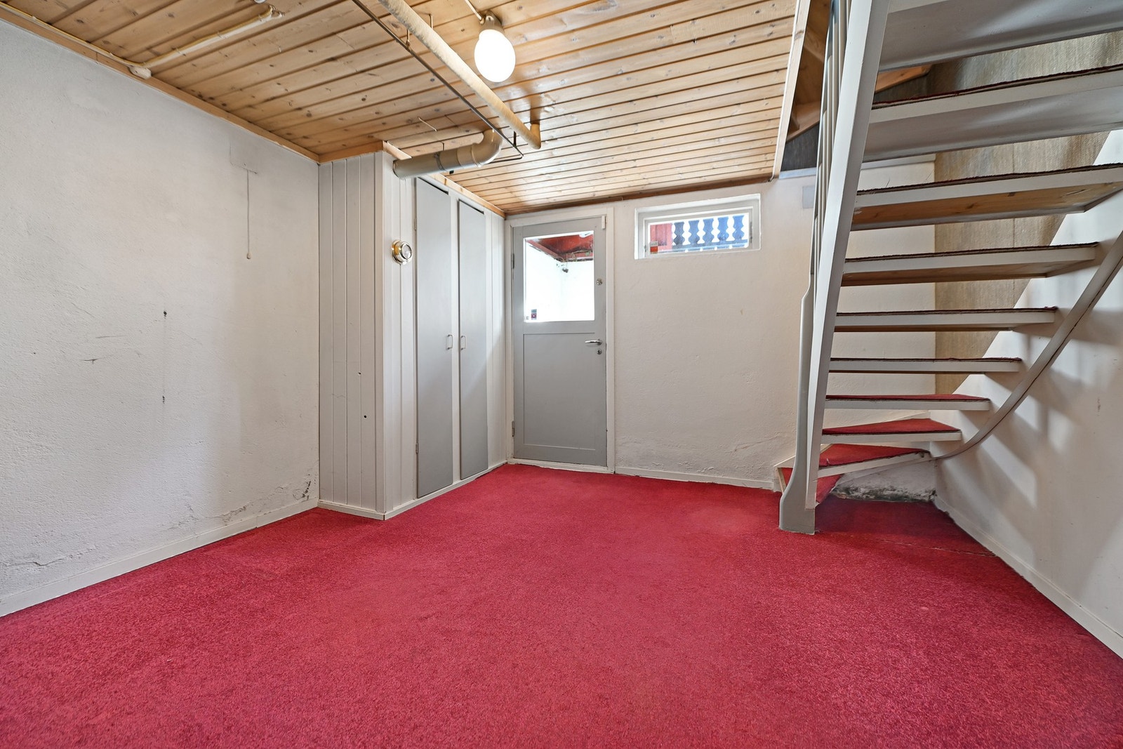 Kjelleren har både innvendig og utvendig adkomst. Galleribilde