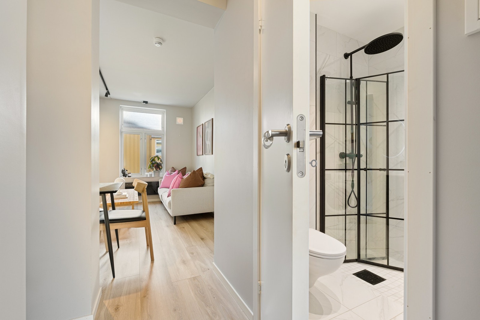 Naturlig skille mellom stue og kjøkken som gir flere soner i leiligheten. Galleribilde