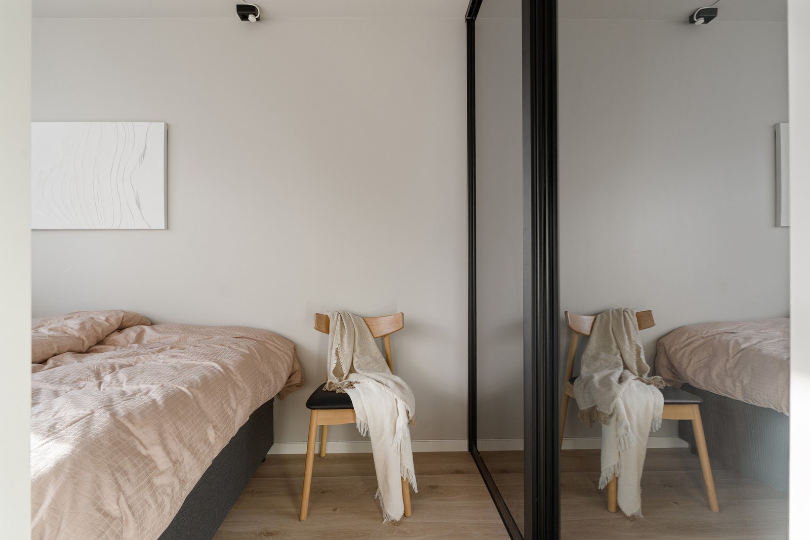 Soverommet har praktisk integrert skyvedørsgarderobe. Galleribilde