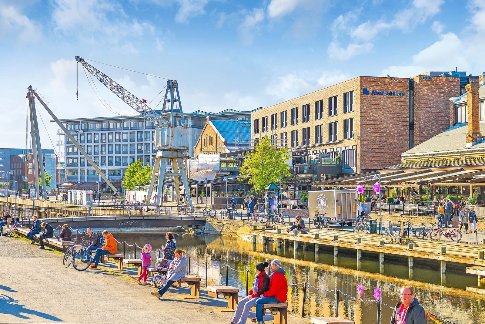 En kort busstur eller en 15 minutters spasertur nedover den nye miljøgaten tar deg til populære Solsiden. Galleribilde