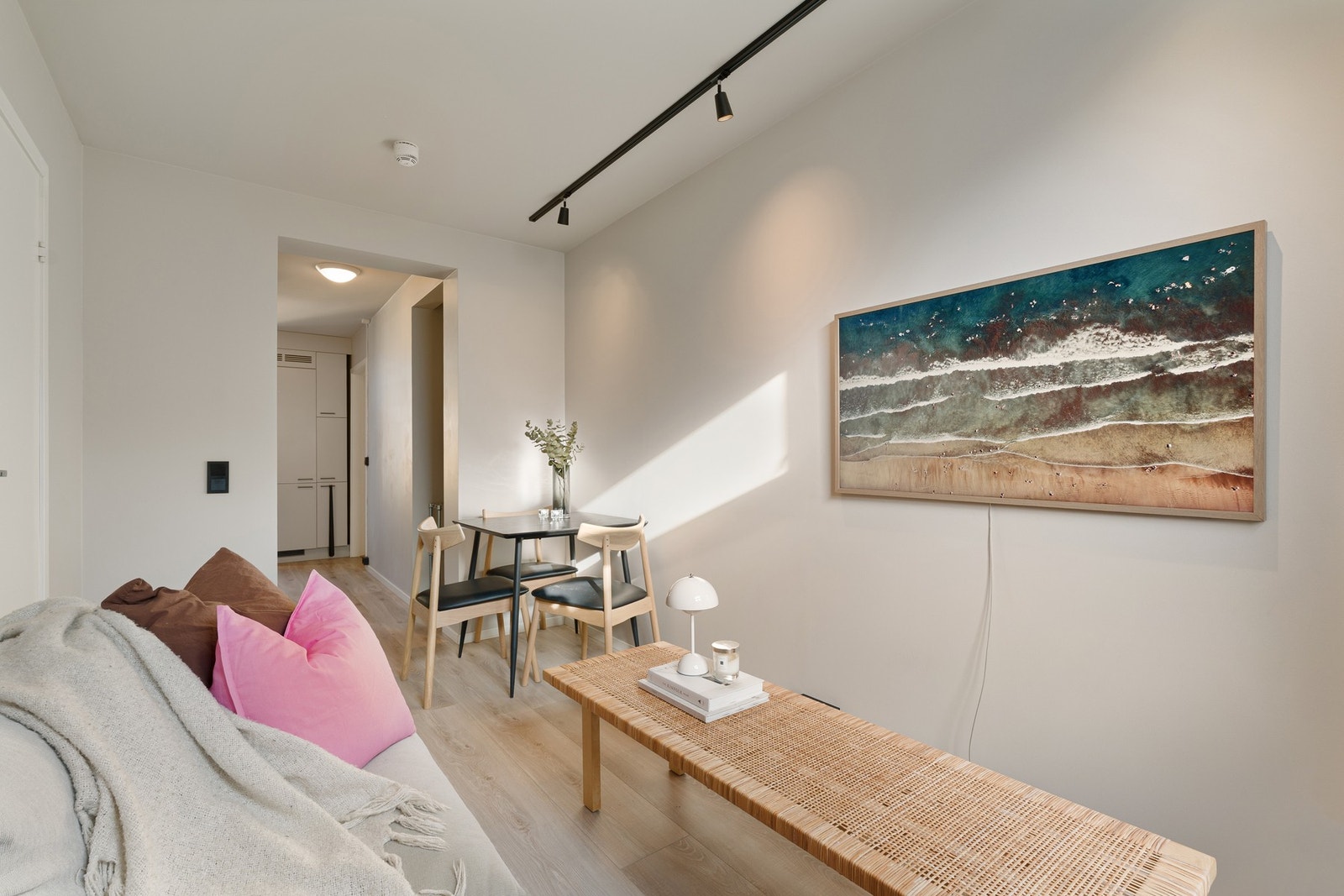 Stue på 8,9 kvm med gode møbleringsmuligheter og plass til både sofagruppe og spisebord. Galleribilde