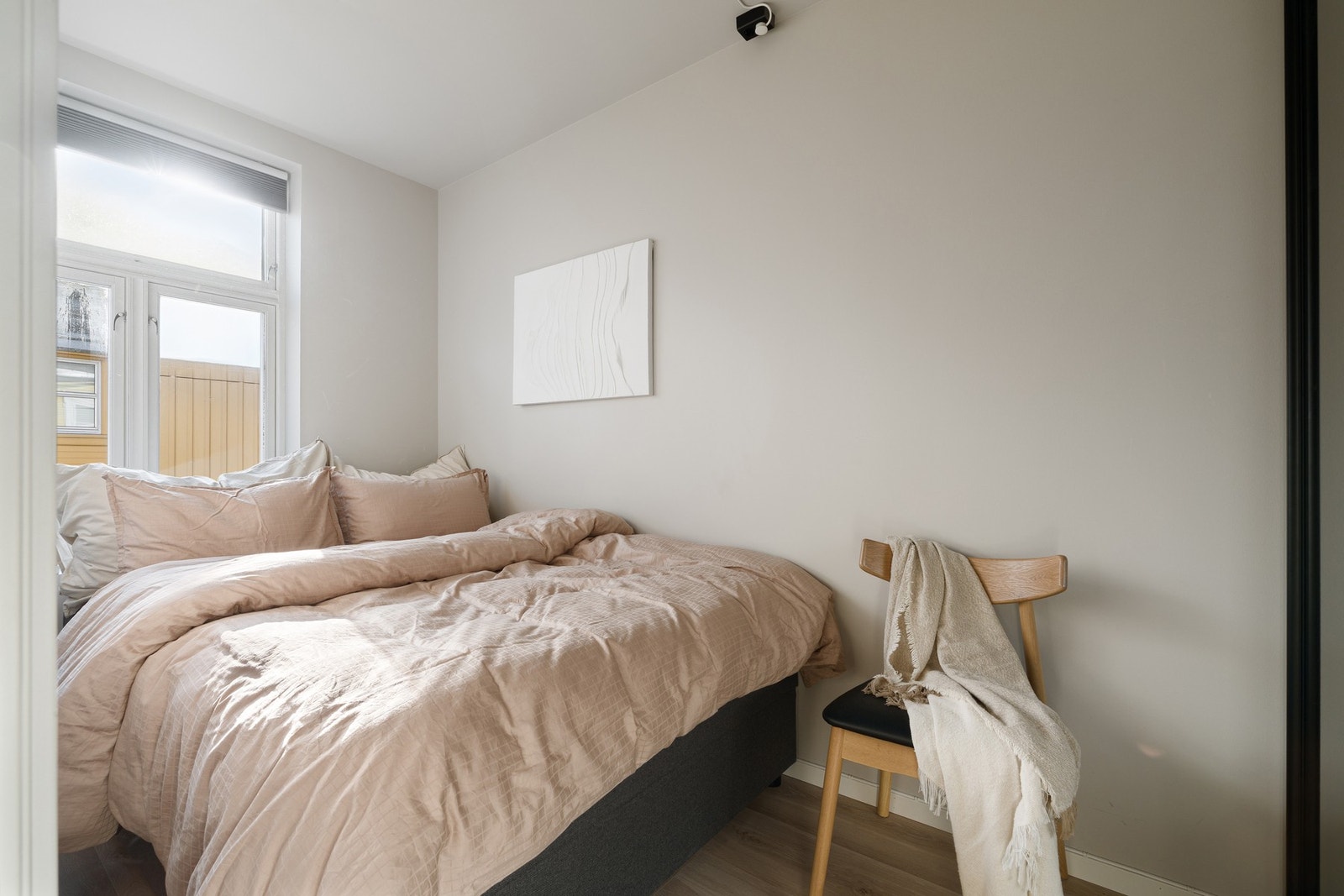 Koselig soverom på 6,6 kvm med god plass til seng og oppbevaring. Galleribilde