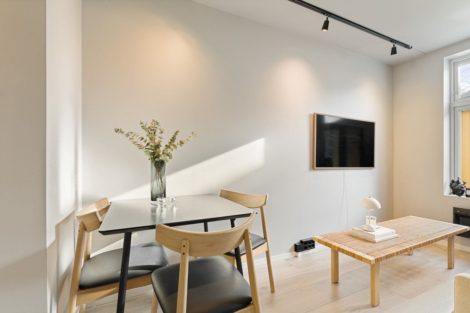 Leiligheten ble oppgradert i 2021 og fremstår i dag med en moderne og gjennomgående god standard. Galleribilde