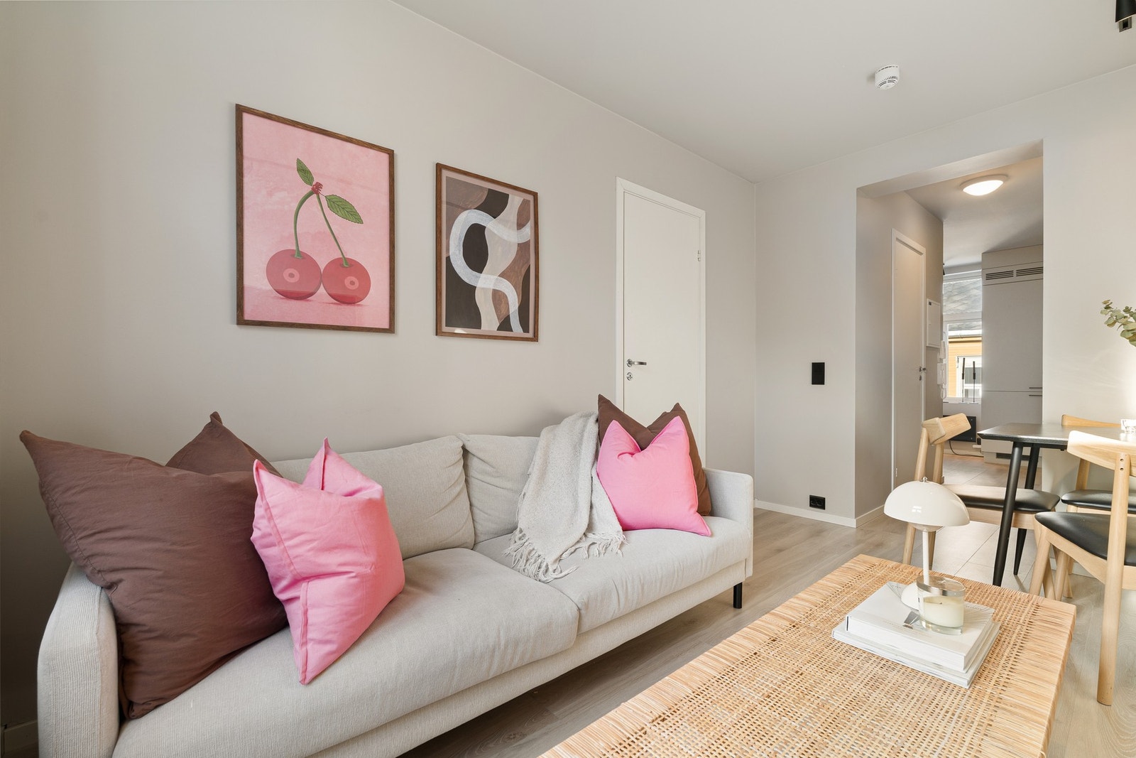 Leiligheten byr på en funksjonell planløsning med stue, kjøkken, soverom og bad. Galleribilde