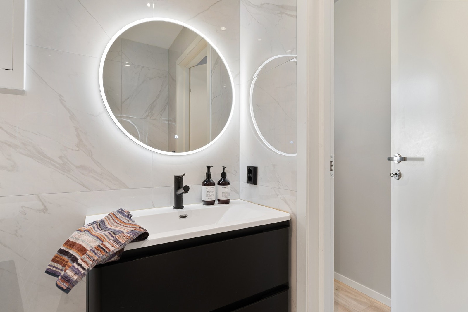 Badet på 2,9 kvm er utstyrt med elektriske varmekabler i gulvet. Galleribilde