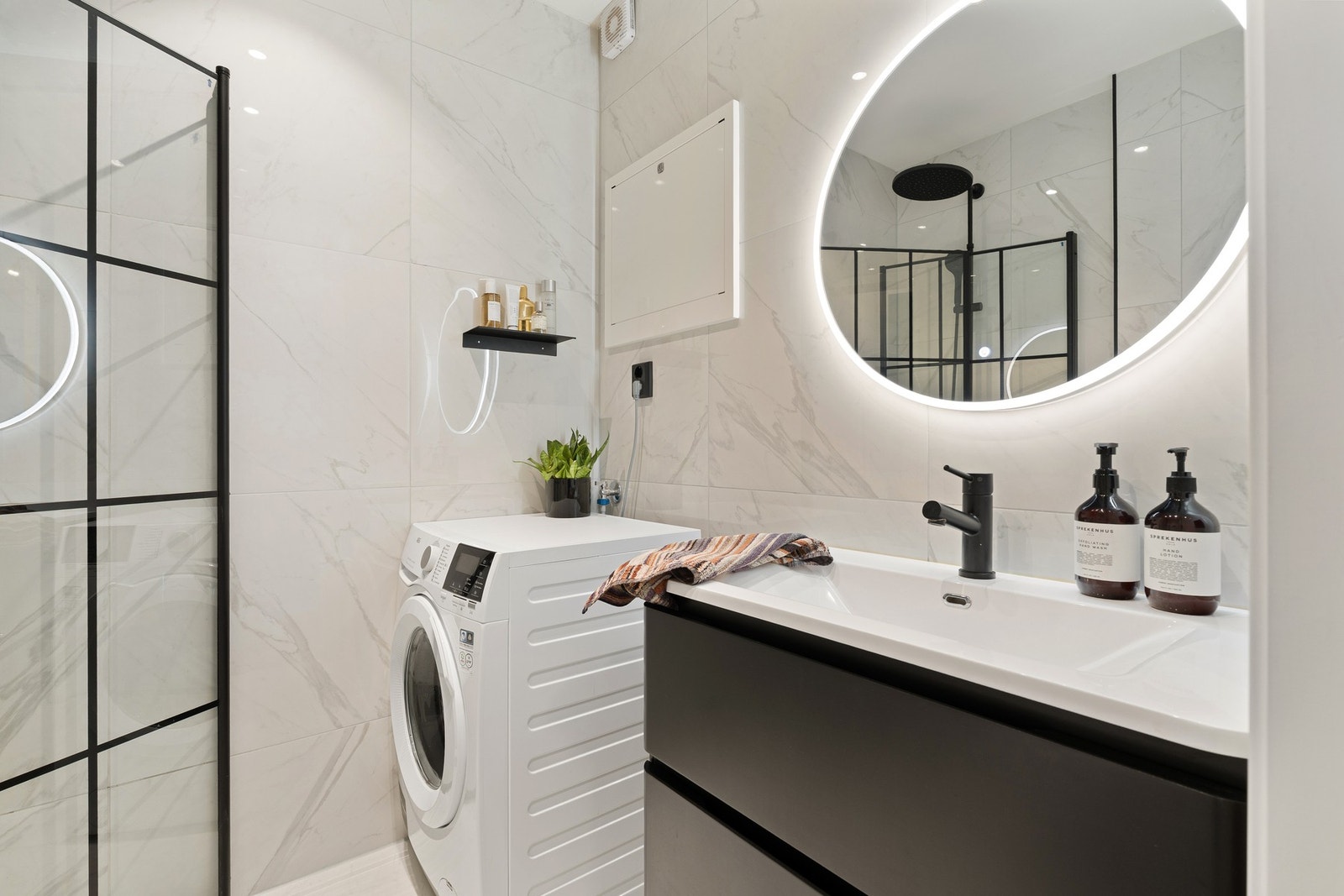 Praktisk løsning med god plass til både vaskemaskin og tørketrommel. Galleribilde