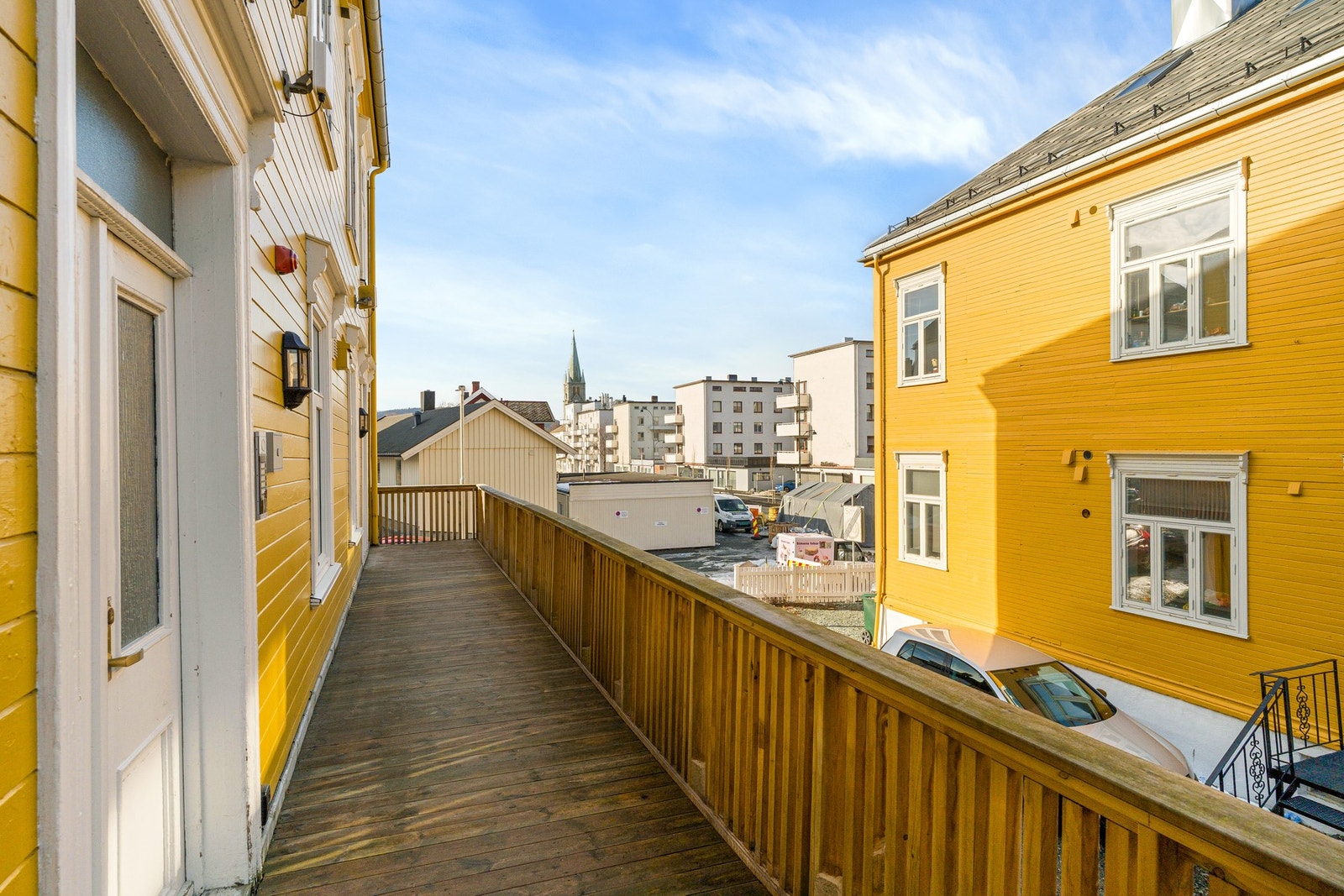 Sameiet disponerer 4 parkeringsplasser i gården. Tildeling av parkeringsplasser skal skje i henhold til seksjonseiers ansiennitet i sameiet hvor seksjonseiers med høyest ansiennitet har høyest prioritet. Galleribilde