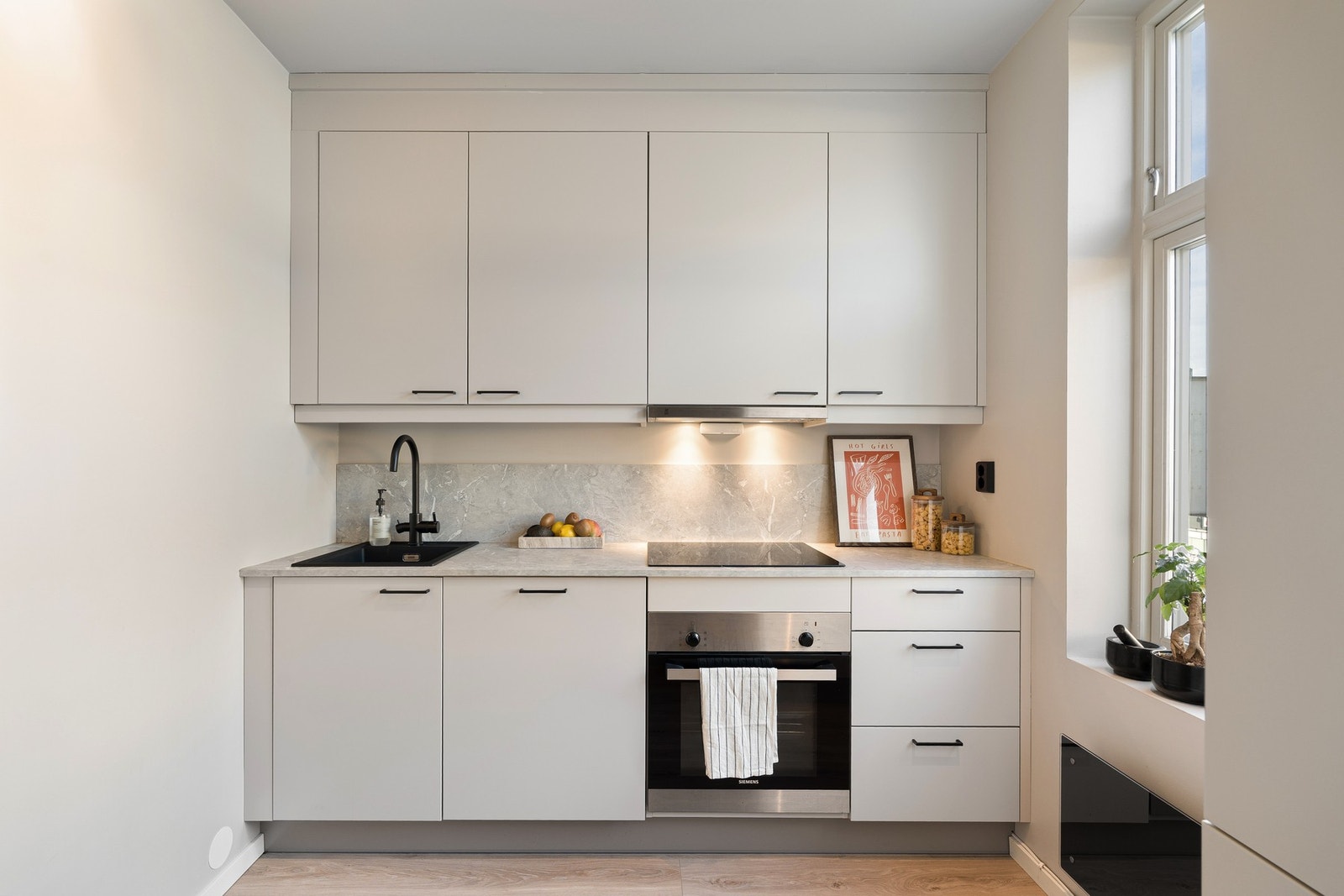 Kjøkkenet fremstår funksjonelt og er utstyrt med platetopp, stekeovn og kjøle-/fryseskap. Galleribilde