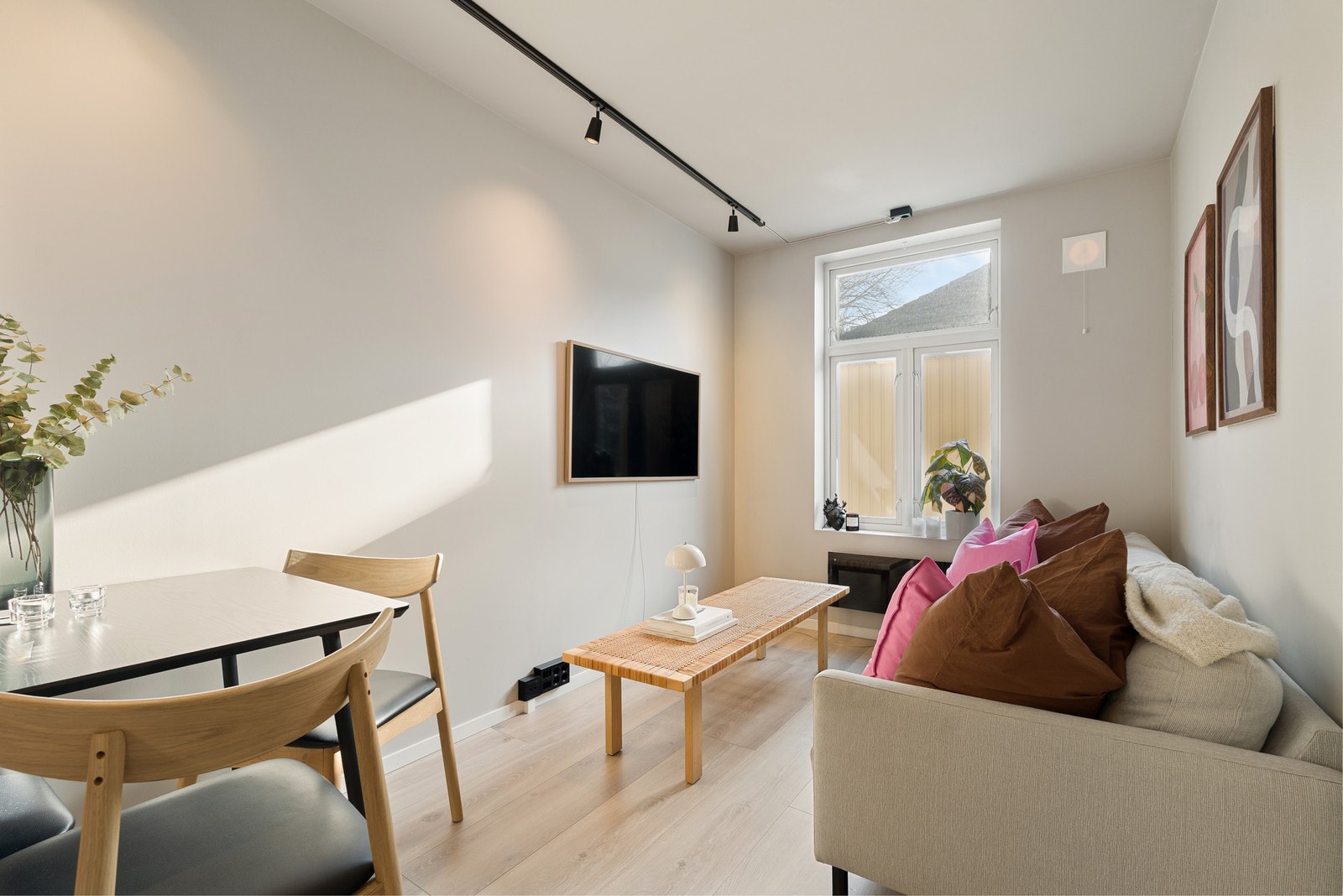 Leiligheten ligger fint og tilbaketrukket til i byggets 2. etasje. Galleribilde