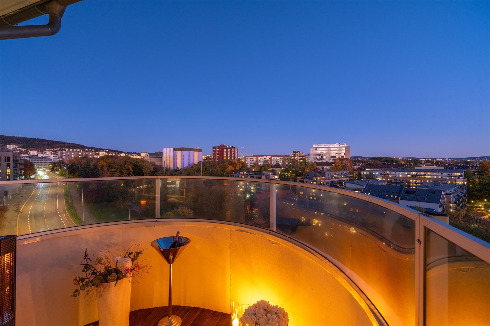 Rekkverket med glassfelt sikrer både trygghet og uhindret utsikt. Galleribilde