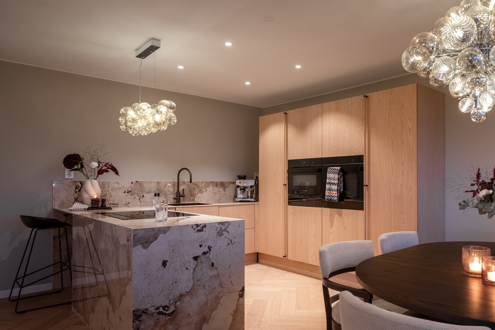 Det eksklusive Svane-kjøkkenet fra 2024 er et naturlig midtpunkt i oppholdsrommet. Galleribilde