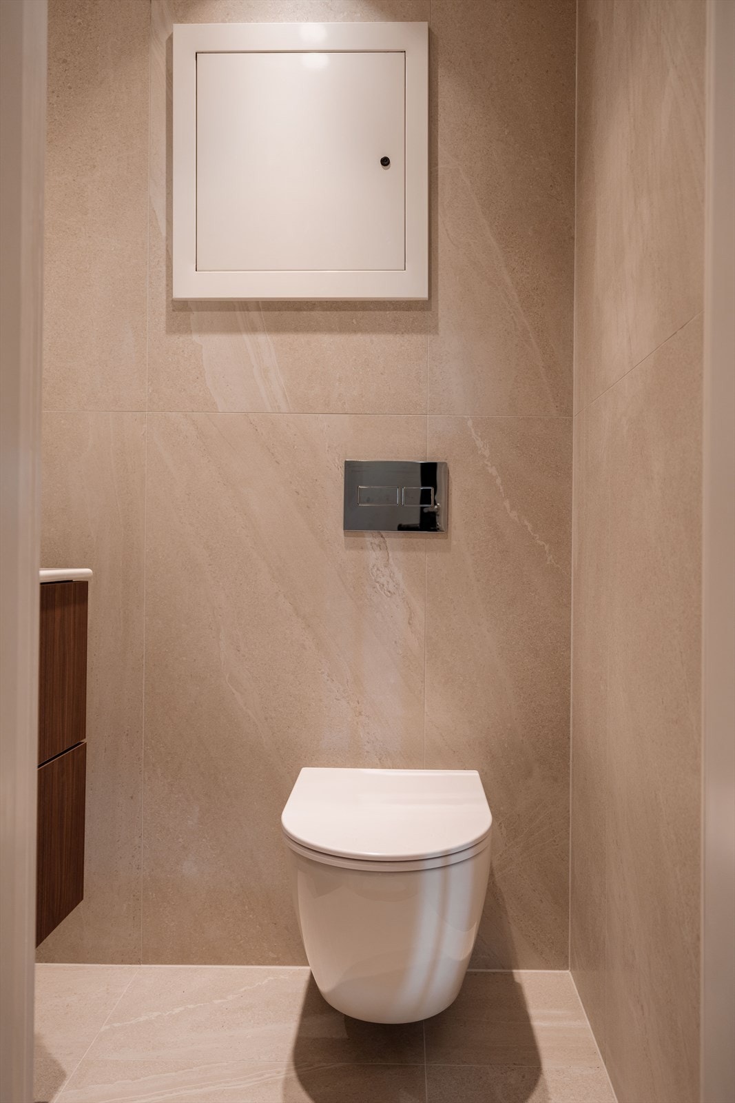 Leiligheten har et separat toalettrom, praktisk plassert i tilknytning til gangen. Galleribilde