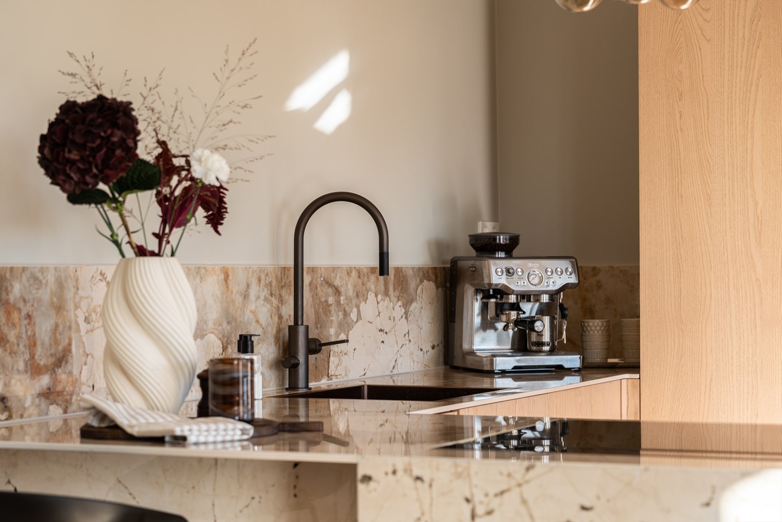 Gjennomtenkte detaljer og materialvalg av høy kvalitet preger hele kjøkkenet. Galleribilde