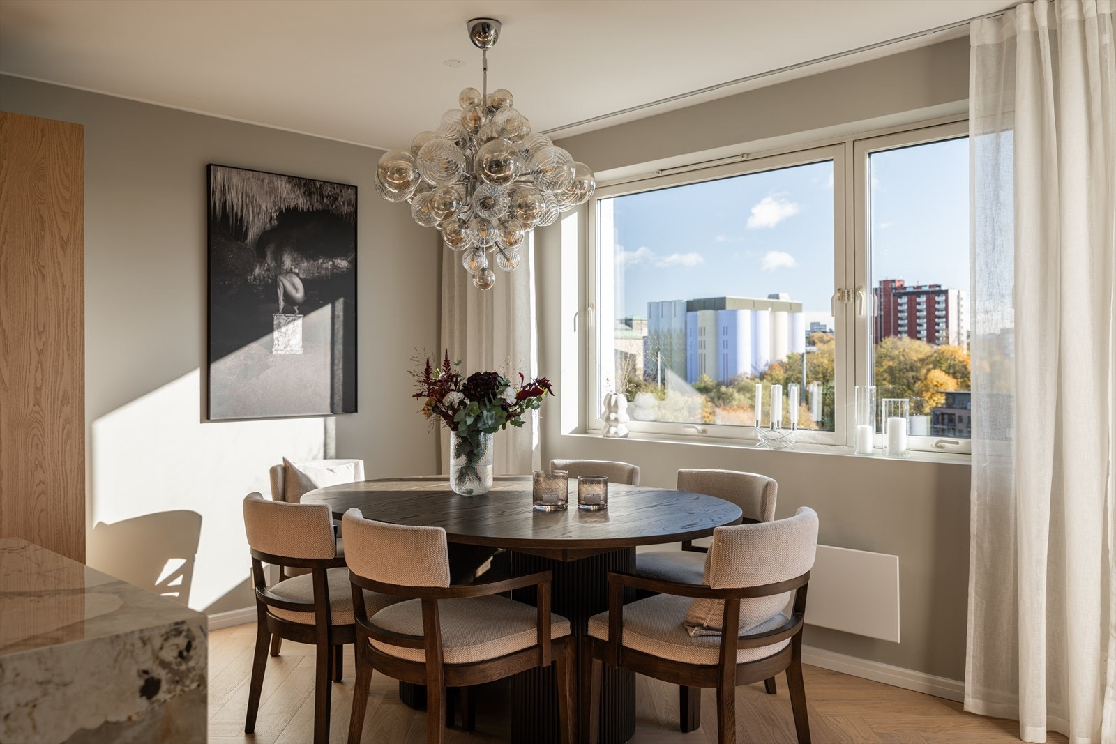 Oppholdsrommet har plass til koselig spiseplass, perfekt for sosiale sammenkomster. Galleribilde