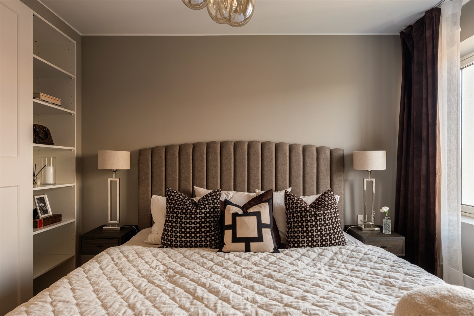 En plassbygget garderobeløsning gir oppbevaring og et ryddig uttrykk. Galleribilde